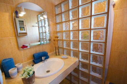 プラヤ・ブランカにあるVILLA NEPALのバスルーム(洗面台、鏡付)