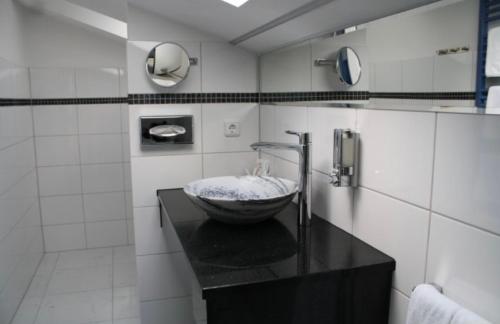 Bilik mandi di BEST LONGSTAY INN, homestead and extended stay - KRAL Hotels Erlangen