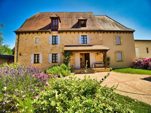 Un jardín fuera de Logis Hotel Archambeau