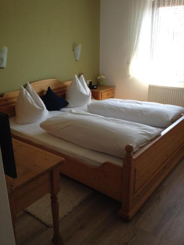 Postel nebo postele na pokoji v ubytování Hotel und Restaurant -Gasthaus Zur Pfalz