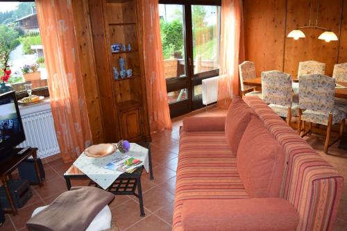 Posezení v ubytování Ferienwohnungen "Am Golfplatz" inkl. Chiemgaukarte