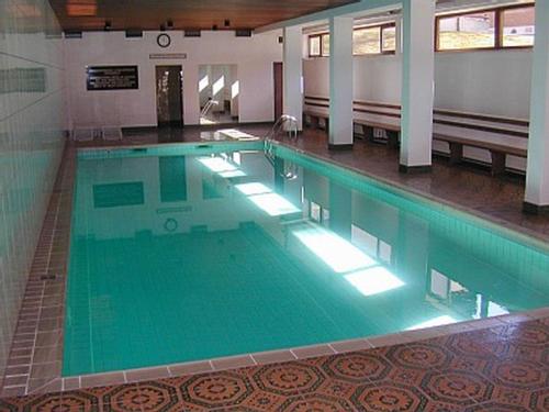 בריכת השחייה שנמצאת ב-Casa Alpina Relax - include Jokercard - only summer או באזור