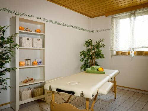 a room with a table and a plant at Zum Kirchenwirt in Lam