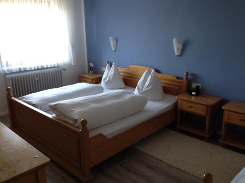 Postel nebo postele na pokoji v ubytování Hotel und Restaurant -Gasthaus Zur Pfalz