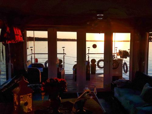 Χώρος καθιστικού στο Houseboat Izabela