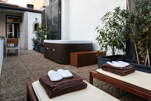 a bathroom with two towels and a bath tub at NorteSoul Mouzinho in Porto