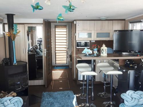 Η κουζίνα ή μικρή κουζίνα στο Houseboat Izabela