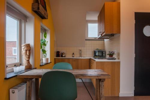 Een keuken of kitchenette bij Studio aan Zee