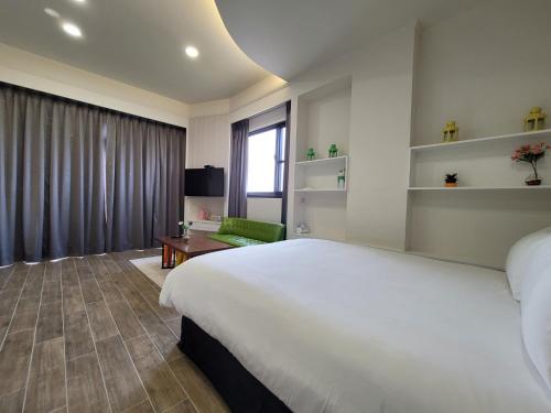Postel nebo postele na pokoji v ubytování 渡小夜電梯民宿 Yilannight B&B