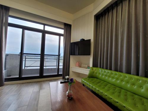 TV a/nebo společenská místnost v ubytování 渡小夜電梯民宿 Yilannight B&B