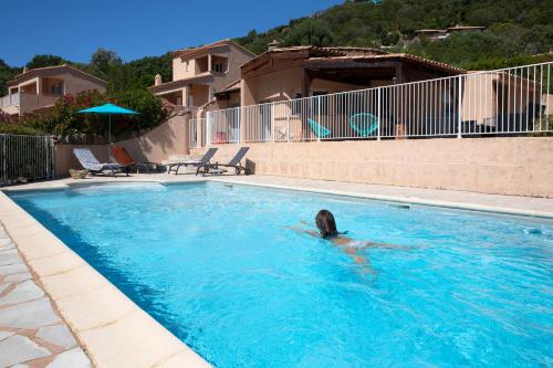 une personne se baignant dans une piscine dans l'établissement Residence 
