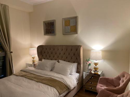 เตียงในห้องที่ Luxury 1br in Dubai Marina, ask for July Full month offer