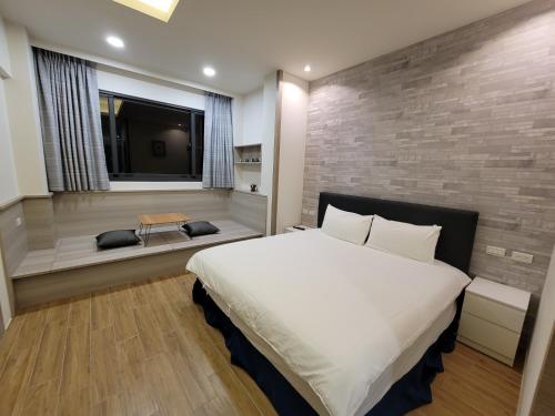TV a/nebo společenská místnost v ubytování 渡小夜電梯民宿 Yilannight B&B