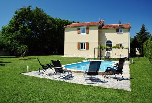 Bazén v ubytovaní Villa Gardena with private pool alebo v jeho blízkosti
