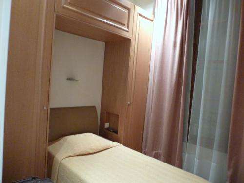 Ένα ή περισσότερα κρεβάτια σε δωμάτιο στο Hôtel du Vieux Marais