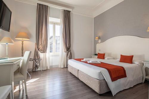 een hotelkamer met een bed en een bureau bij Domus Castrense in Rome