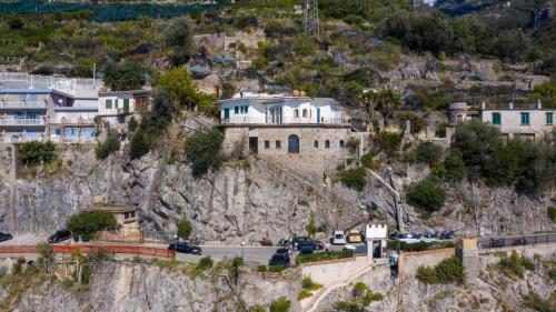 un pueblo al lado de una montaña en Tower flats, Maiori, en Maiori