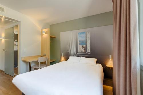 Un pat sau paturi într-o cameră la B&B HOTEL Marseille Aéroport Saint-Victoret
