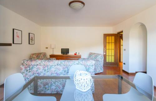 a living room with a couch and a table at Da Anna in Cremia