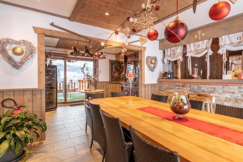 a dining room with a large wooden table and chairs at De Blockhut in Grône
