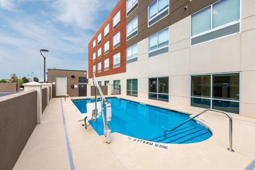 Bazén v ubytování Holiday Inn Express & Suites - Greenville - Taylors by IHG nebo v jeho okolí