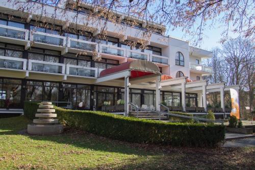 a building with a garden in front of it at Reichels Parkhotel in Bad Windsheim