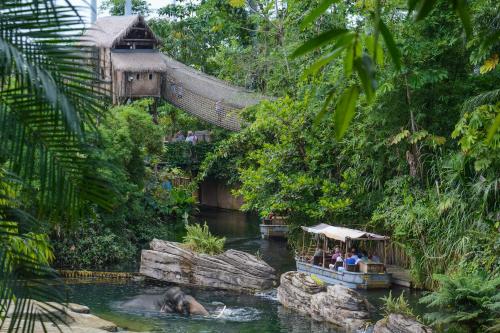 a group of people riding on a boat in a river at Fletcher Hotel-Restaurant ByZoo Emmen in Emmen