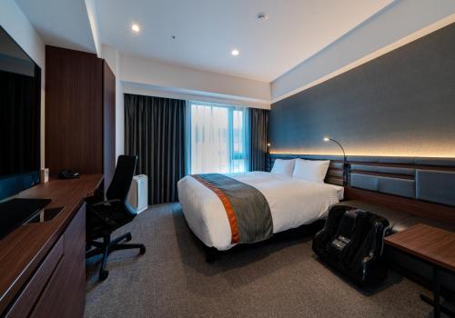 Un pat sau paturi într-o cameră la Daiwa Roynet Hotel Sendai Ichibancho PREMIER