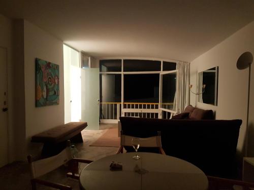 una sala de estar con un sofá y una mesa en Sentí el Mar.., en Punta del Este