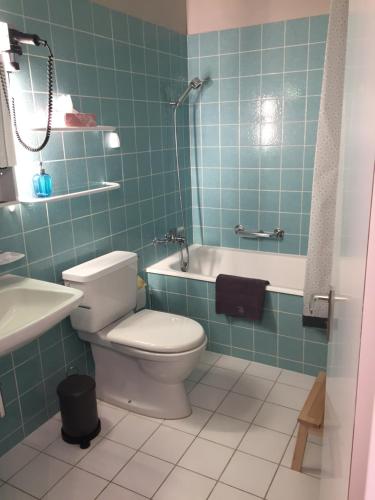 une salle de bain avec toilettes, baignoire et lavabo dans l'établissement Casa Irmella 12 - Arosa - alles komplett, à Arosa