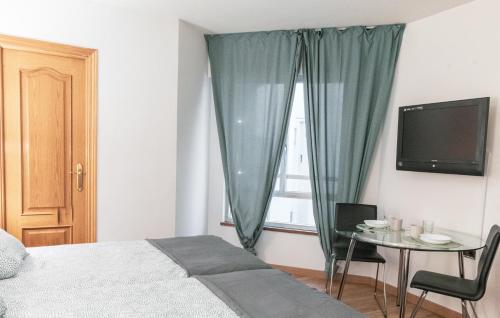 um quarto com uma cama, uma mesa e uma televisão em Estudio para dos en pleno centro de Madrid em Madri