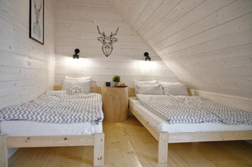 Llit o llits en una habitació de Domki Widokówka