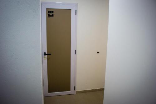 an open door in a room with a wall at WISZ-V in Belén