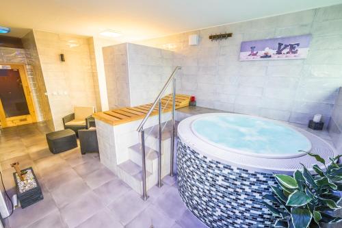 Ένα μπάνιο στο Relaxcentrum Mrkáček Lišov