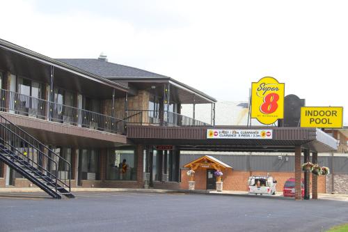 Certifikát, hodnocení, plakát nebo jiný dokument vystavený v ubytování Super 8 by Wyndham Hearst ON