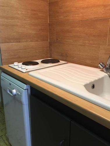 Il comprend une cuisine équipée d'une cuisinière et d'un évier. dans l'établissement APPARTEMENT 804, à Saint-Étienne-en-Dévoluy