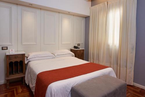 Ένα ή περισσότερα κρεβάτια σε δωμάτιο στο Altos de Guemes Hotel