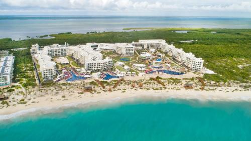 eine Luftansicht eines Resorts am Strand in der Unterkunft Planet Hollywood Cancun, An Autograph Collection All-Inclusive Resort in Cancún