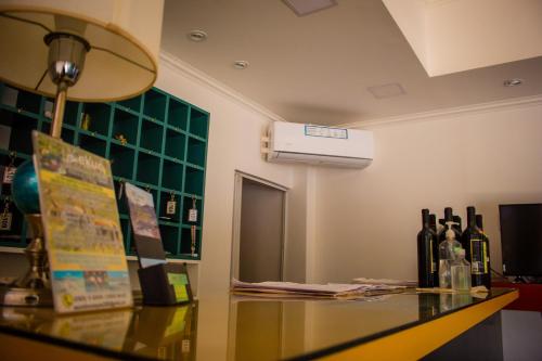 a room with a counter with bottles of wine at WISZ-V in Belén