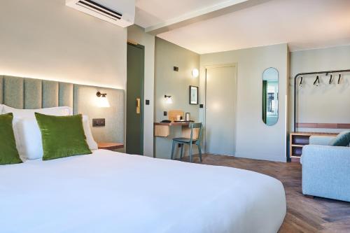 Ένα ή περισσότερα κρεβάτια σε δωμάτιο στο Hotel 10 Opéra by HappyCulture