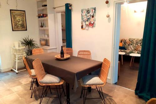 - une salle à manger avec une table et des chaises dans l'établissement Gîte "La Cachette Bourgueilloise", à Bourgueil