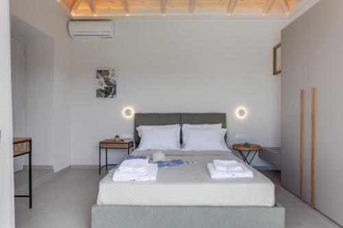 um quarto com uma cama grande e duas mesas em Canna Villa em Vámos