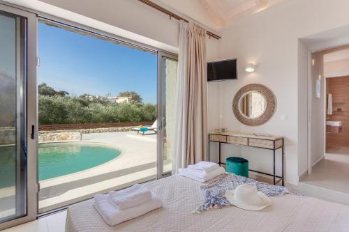 um quarto com uma cama e vista para uma piscina em Canna Villa em Vámos