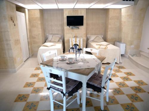 ein Esszimmer mit einem weißen Tisch und Stühlen in der Unterkunft Casa Sant'Agata in Laterza