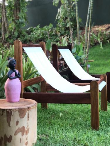 a couple of chairs sitting on top of a tree stump at Kûara Pipa in Pipa