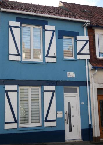 Casa azul con puertas y ventanas blancas en La Surprise en Étaples