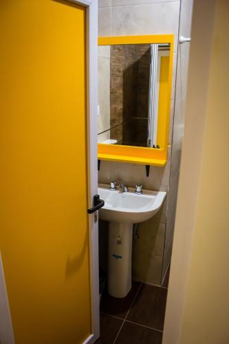 a bathroom with a sink and a mirror at WISZ-V in Belén