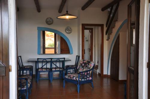a hallway with a table and chairs in a house at Villetta Nanny II in Santa Teresa Gallura