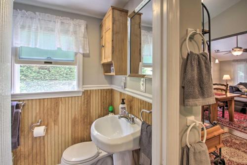 Et badeværelse på Luxe Riverfront Cottage with Dock by Lake Horace!