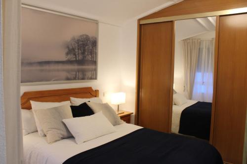 um quarto com 2 camas e um espelho grande em INSIDEHOME Apartments - Ático de Calle Mayor em Palencia